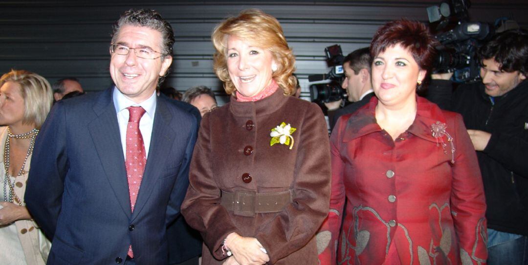 María Ángeles Herrera (d), durante su etapa como alcaldesa de Ciempozuelos, durante un acto de partido junto a Esperanza Aguirre y Francisco Granados.