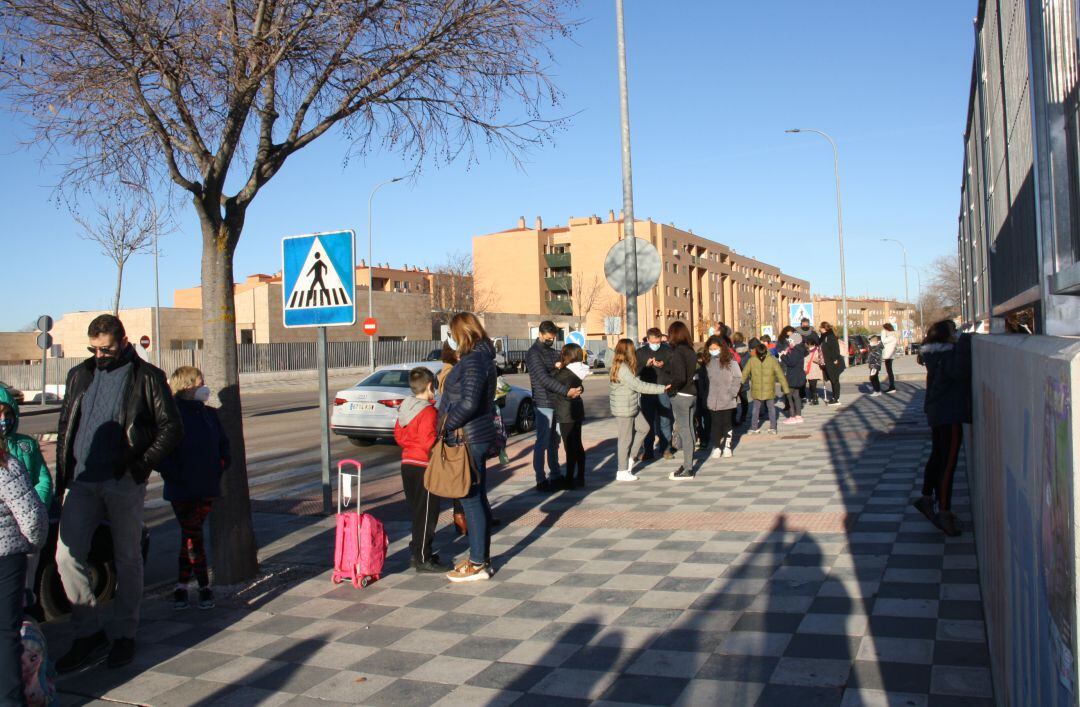 La vacunación de menores de 9 a 11 años ha comenzado este miércoles en el colegio Isaac Albéniz de Cuenca