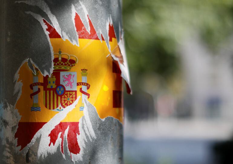 Una bandera española rota en una calle de Barcelona