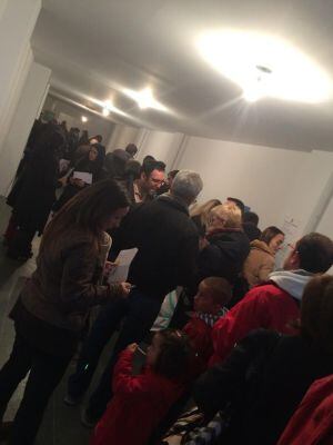 Cua de votants poc abans del tancament del local d'Andorra la Vella