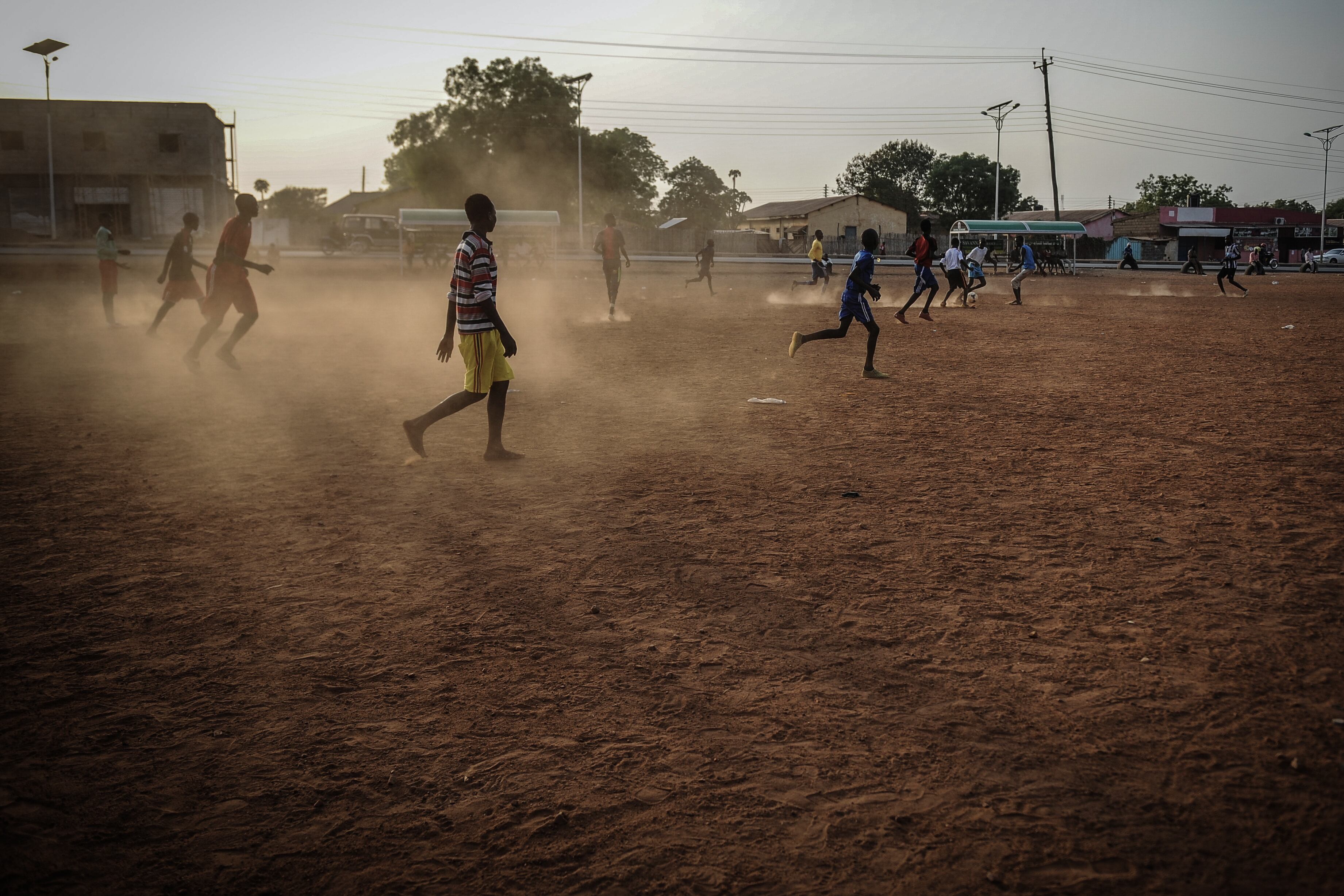 Niños jugando al fútbol en Sudán.