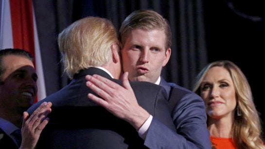 Trump abraza a Eric, otro de sus hijos.