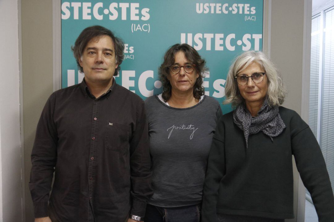El portaveu d'USTEC-STEs a les comarques gironines, Xavier Díez, i de les representants del personal laboral de suport, Sílvia Cadaner i Carme Pujol