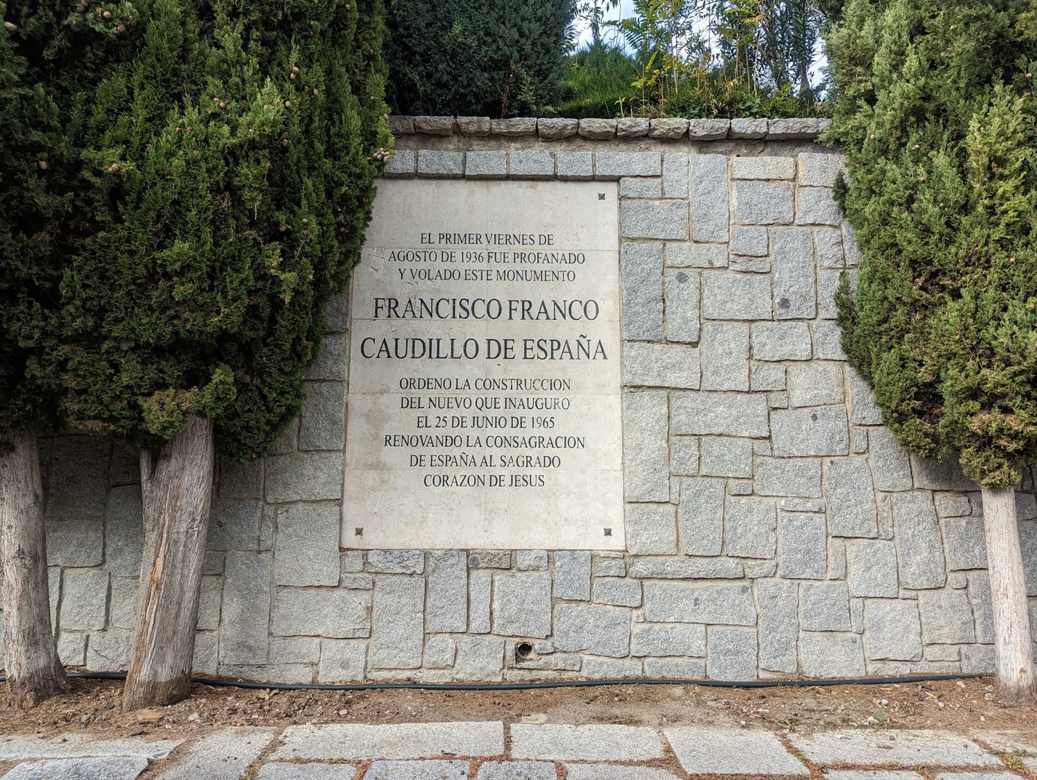 Placa que ensalza a Franco como &#039;Caudillo de España&#039; en el Cerro de los Ángeles, en Getafe