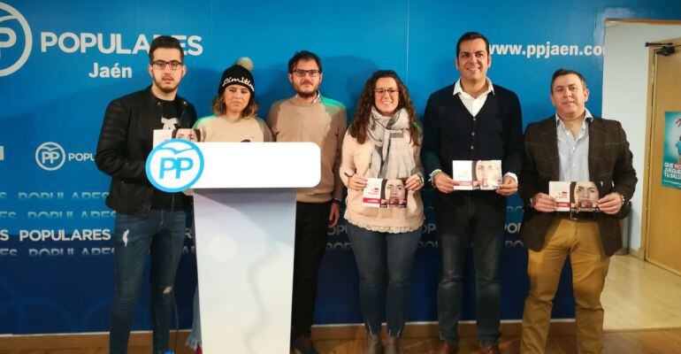 Responsables de Nuevas Generaciones y el presidente del Partido Popular en Jaén, Juan Diego Requena, segundo por la derecha.