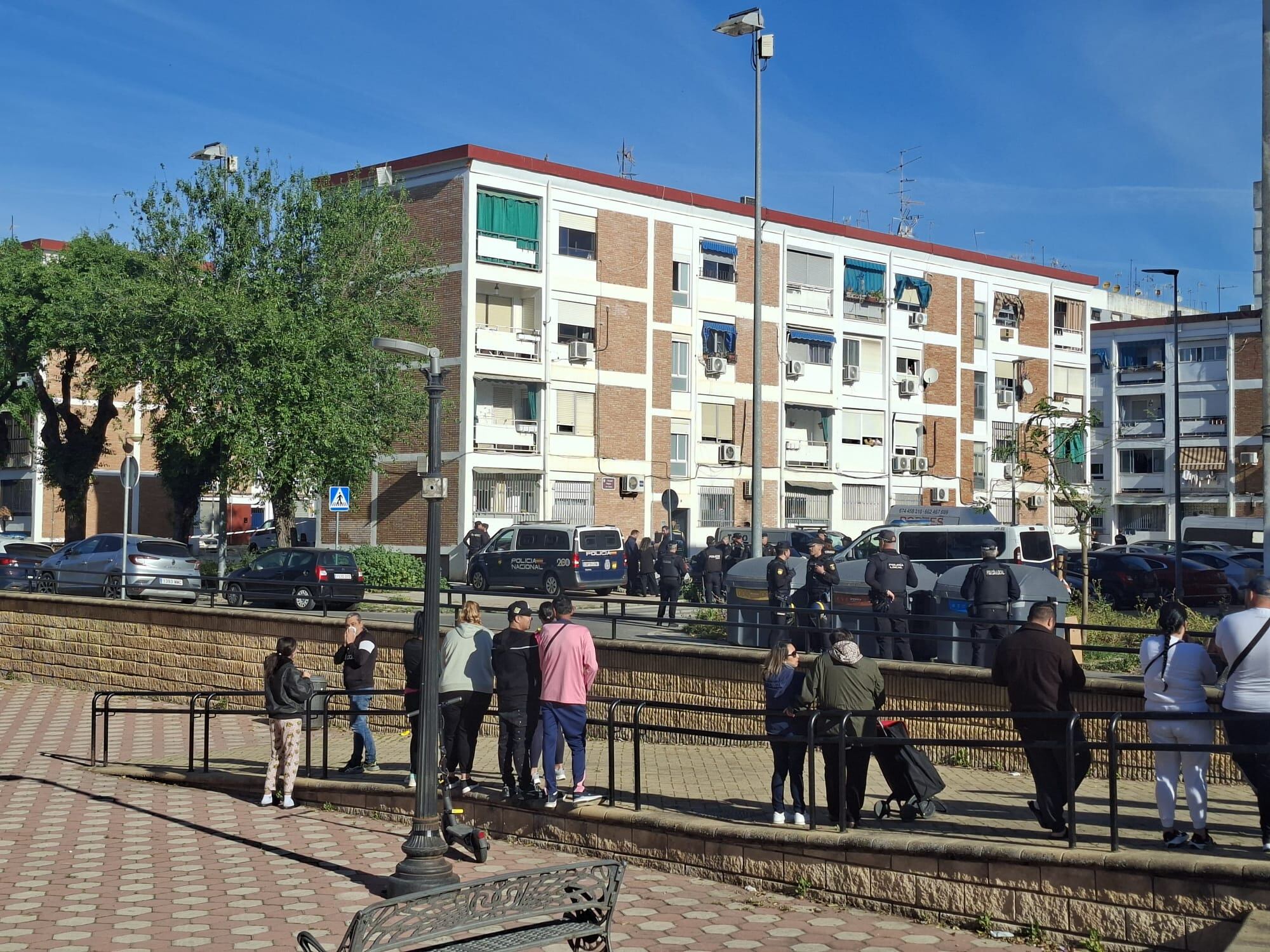 Dispositivo policial en el Barrio de la Fuensanta en Córdoba tras un nuevo crimen de violencia de género en Córdoba