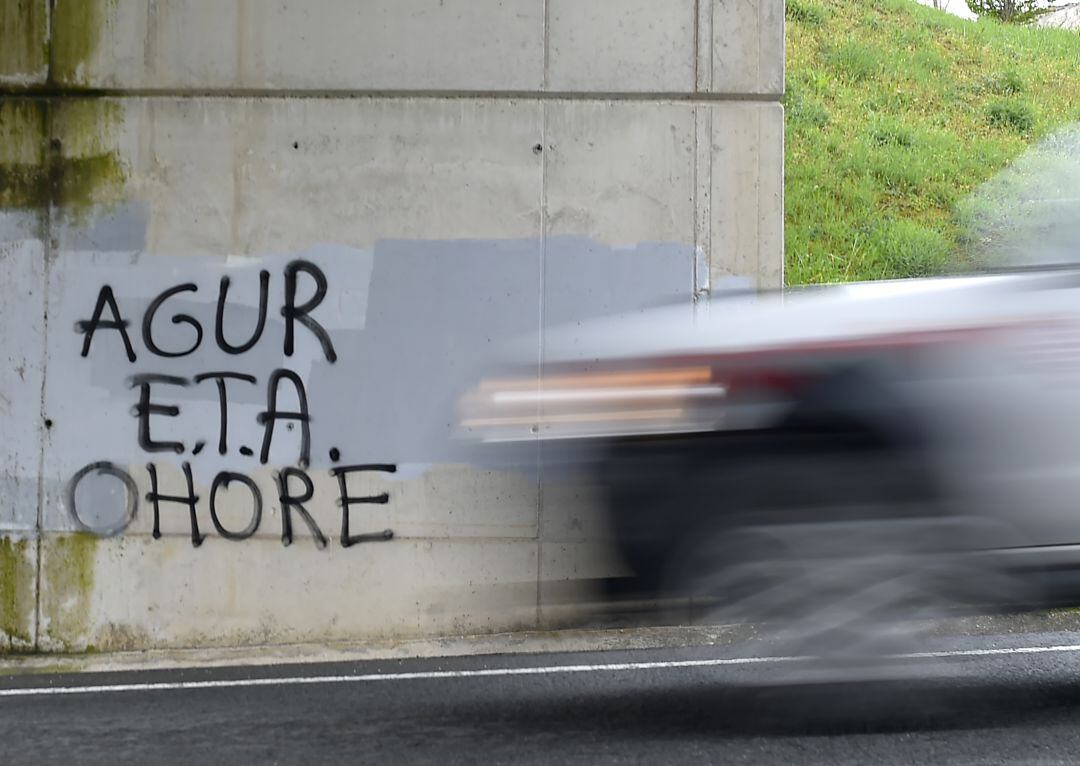 Pintada en Euskadi celebrando el final de ETA