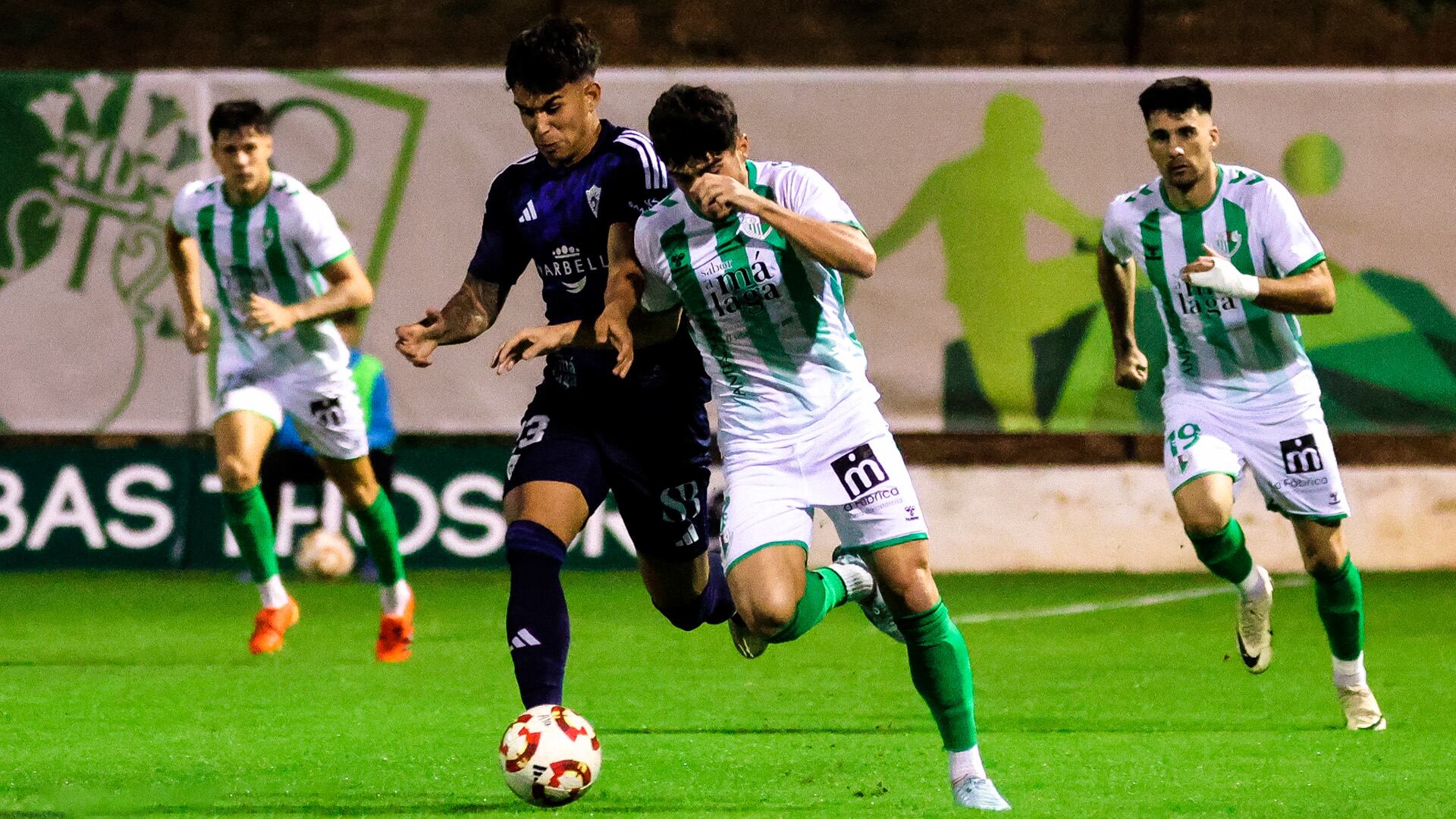 Juanmi Carrión disputa un balón en el Antequera-Marbella de la ida