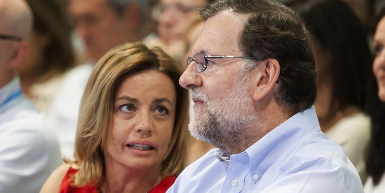 El candidato del Partido Popular a la presidencia del Gobierno de España en las próximas elecciones generales del 26J, Mariano Rajoy (d), conversa con la cabeza de lista de su partido al Congreso por la provincia de Santa Cruz de Tenerife, Ana Zurita, dur