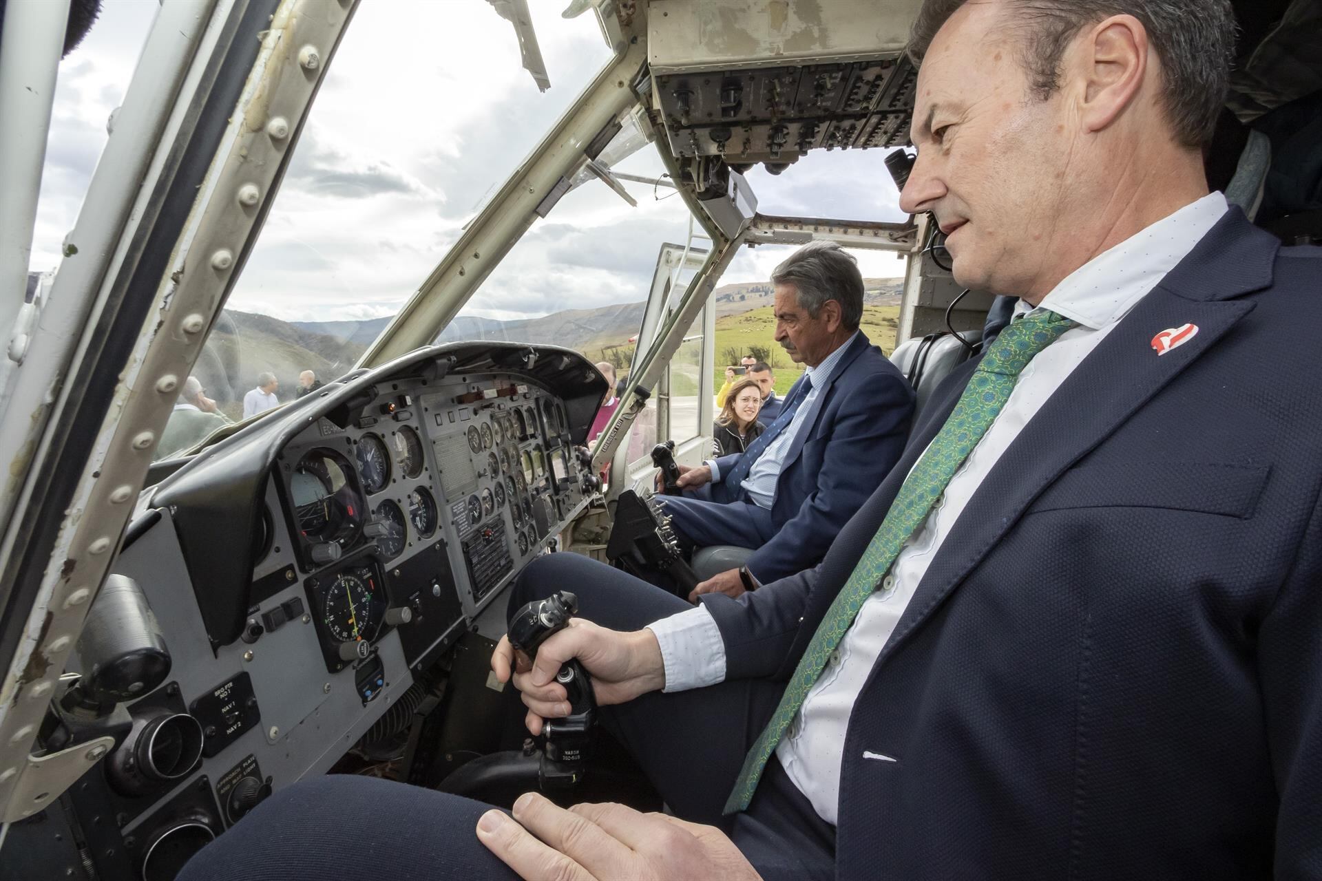 El presidente de Cantabria, Miguel Ángel Revilla, y el consejero de Medio Ambiente, Guillermo Blanco, en la base de la Brigada de Refuerzo de Incendios Forestales.