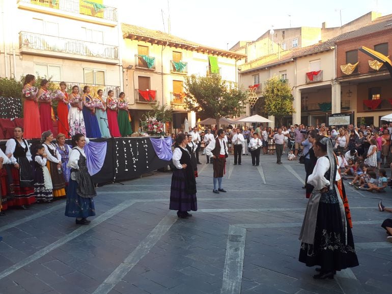 La Plaza de Roa vivió la tradición de la danza junto a las representantes juveniles y la pregonera.