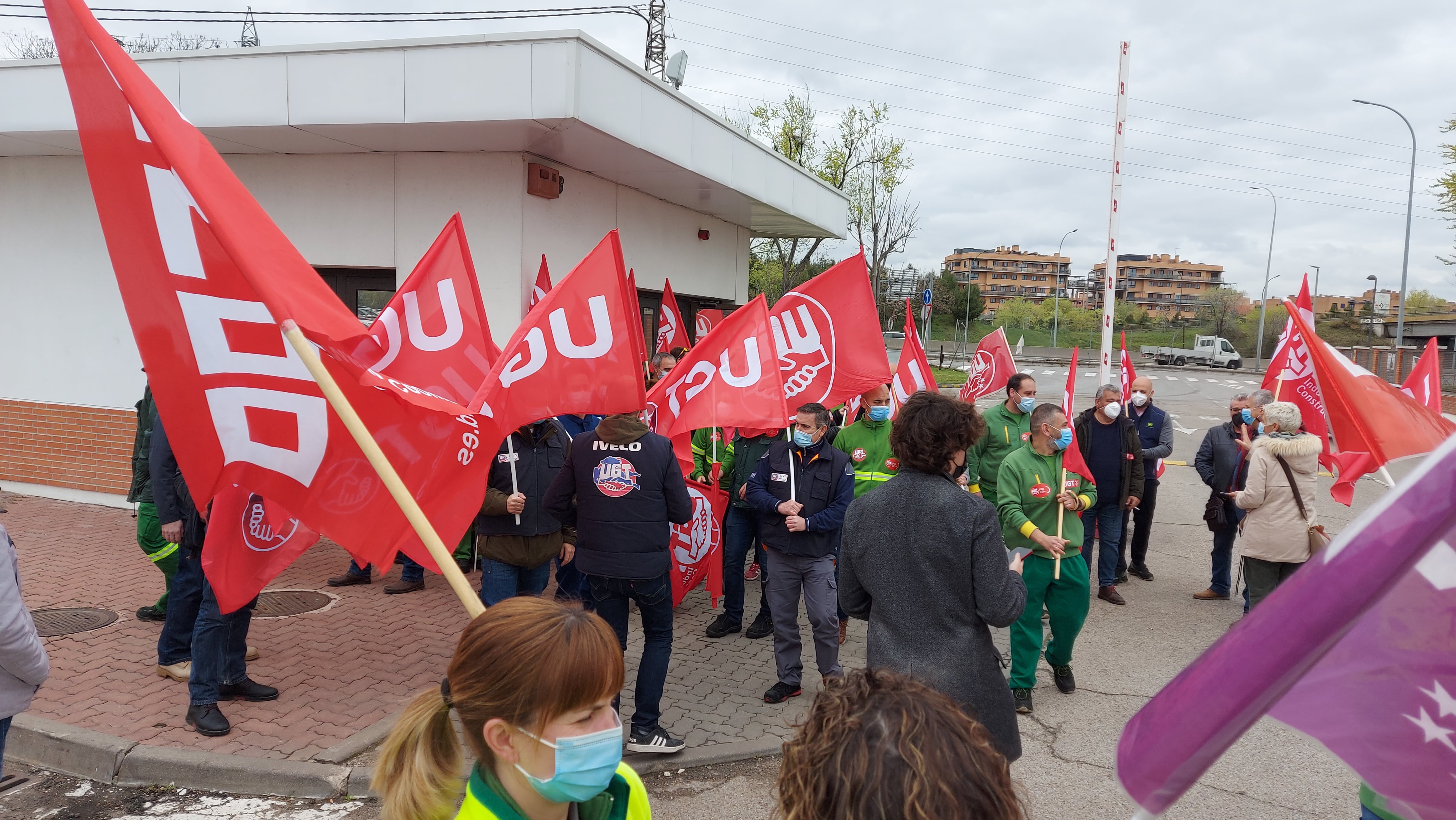 Sindicalistas en John Deere Getafe durante una concentración