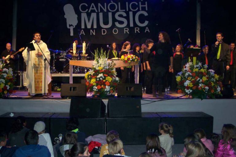 Mossèn Pepe Chisvert a la missa gòspel del passat Canòlich Music Festival. El delegat episcopal d'Ensenyament s'ha mostrat sorprès per l'esmena del PS a la llei d'educació que pretèn eliminar la religió com a assignatura dins l'horari lectiu de l'Escola A