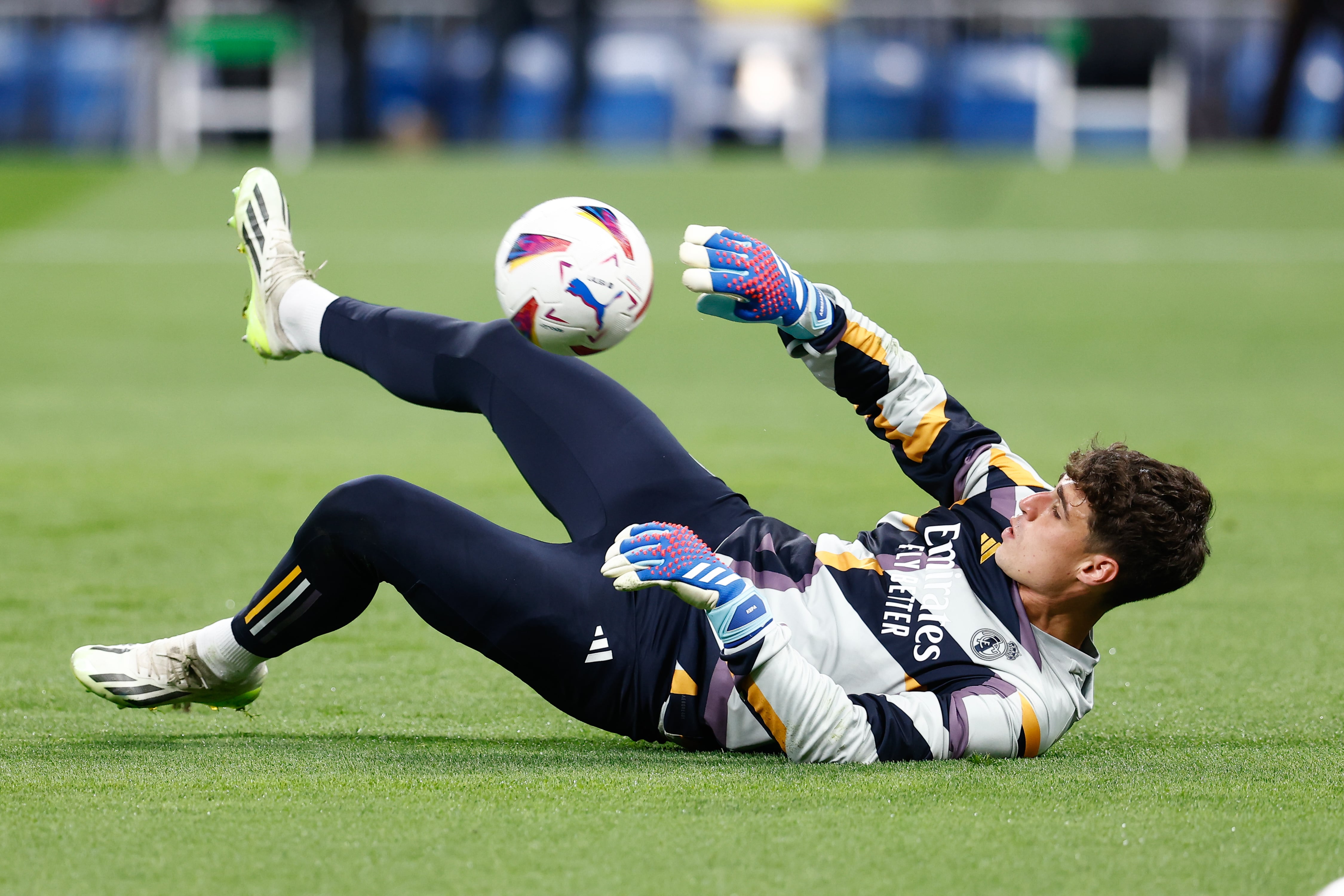 Kepa Arrizabalaga calienta antes de un partido del Real Madrid.