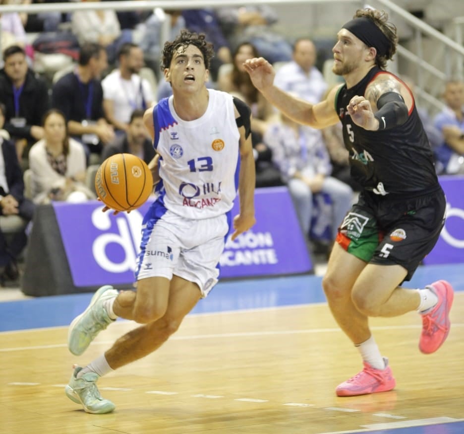 Adriá Rodríguez, jugador del Lucentum Alicante, frente a Cantabria