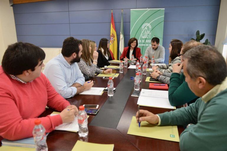 Foto de Archivo de la reunión de la consejera de Políticas Sociales de la Junta, María José Sánchez, con la Federación andaluza de Sordos