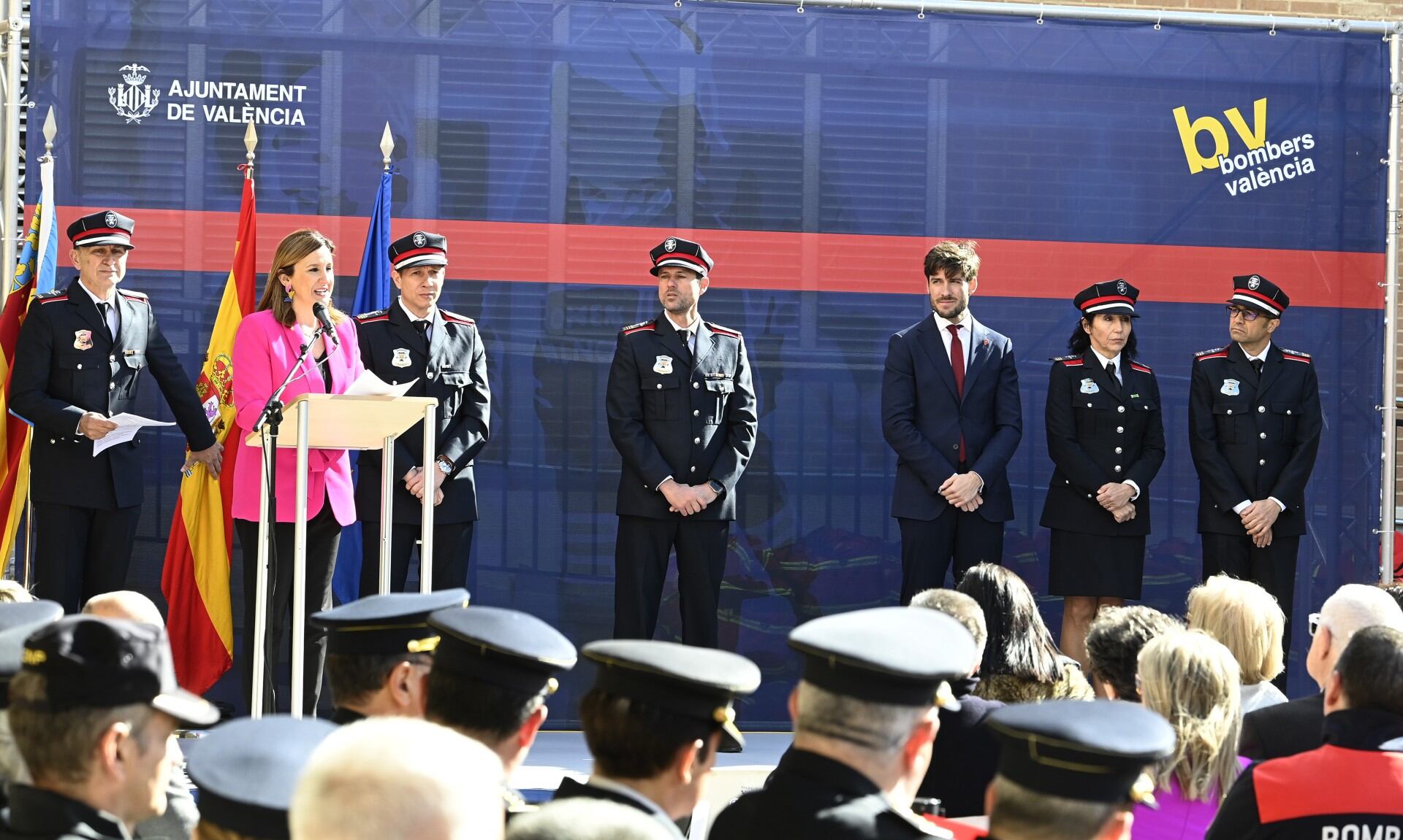 La alcaldesa de València, María José Catalá, y el concejal Juan Carlos Caballero, en el acto del Día de los Bomberos