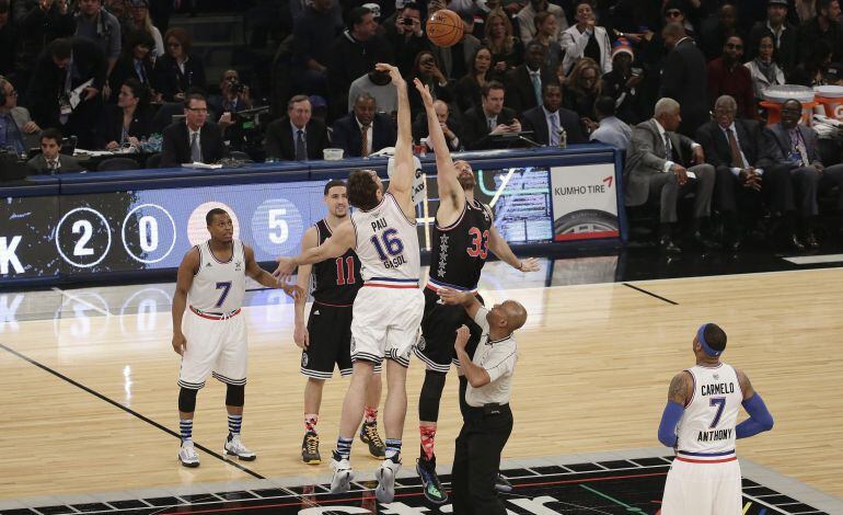 Pau y Marc Gasol, en el salto inicial del All Star de 2015.