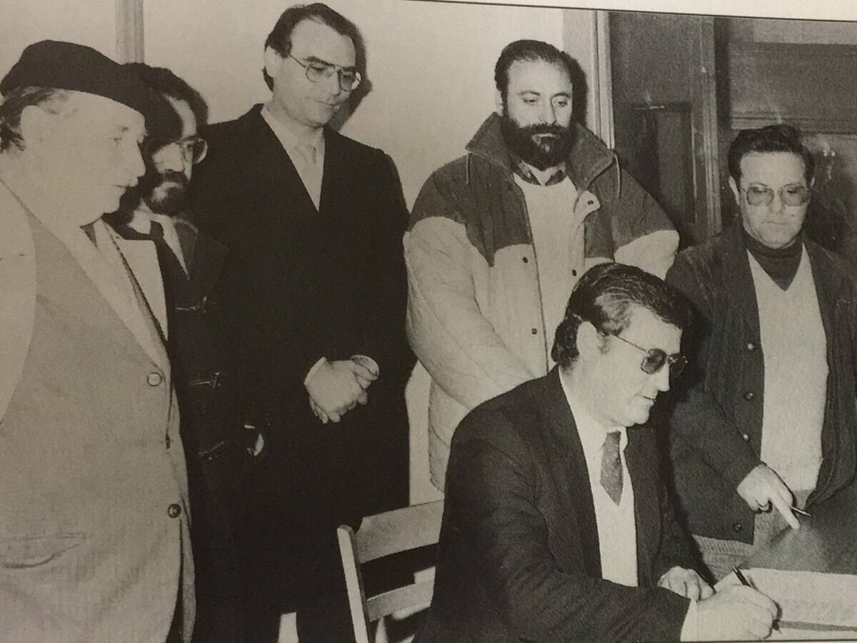 Francisco Viu firmando el acta para la construcción del pabellón polideportivo "Ángel Orús"