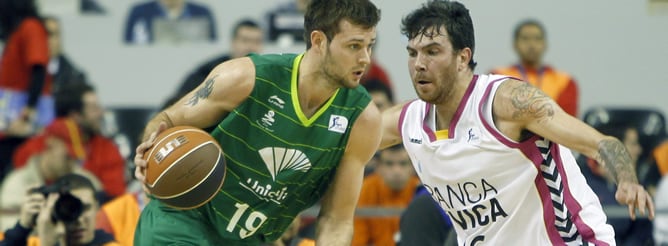 El pívot inglés del Unicaja Joel Freeland intenta avanzar ante la oposición del ala pívot del Cajasol Banca Cívica Guille Rubio, durante el tercer partido de los cuartos de final de la Copa del Rey de baloncesto que se disputa esta tarde en el Palau Sant 