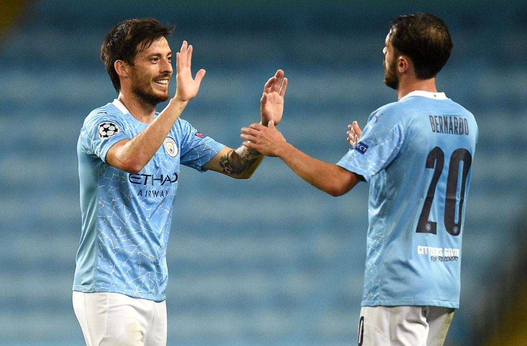 David Silva celebra junto a su compañero Bernardo Silva su victoria ante el Real Madrid en el Etihad Stadium