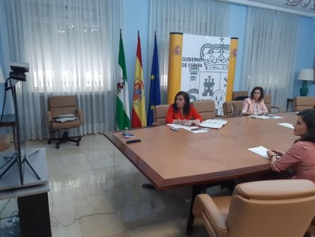 Un momento de la reunión con la subdelegada del Gobierno, Catalina Madueño (primera por la izquierda).