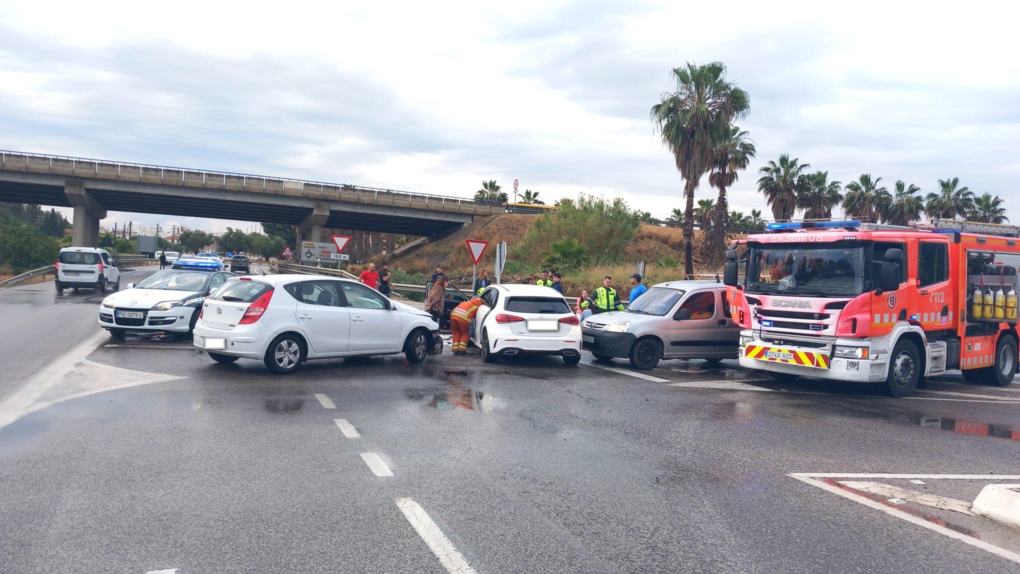 Imagen del accidente que se ha producido esta mañana a las afueras de Gandia.