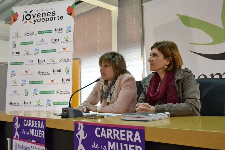 Conchi Bellorín, Directora Gral. de Deportes, junto a la alcaldesa de Arroyo de la Luz, Isabel Molano, en la rpesentación de la carrera de la mujer