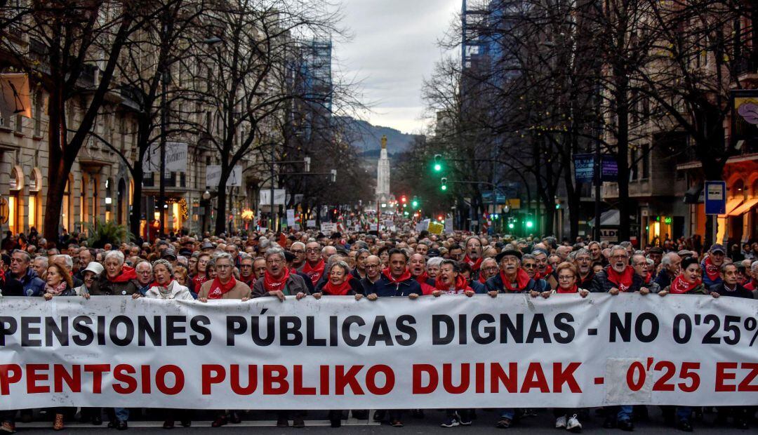 Miles de personas, en su inmensa mayoría jubilados y pensionistas, se han manifestado esta tarde en Bilbao en demanda de unas pensiones públicas "dignas" y han asegurado que seguirán "presionando" en defensa de sus reivindicaciones