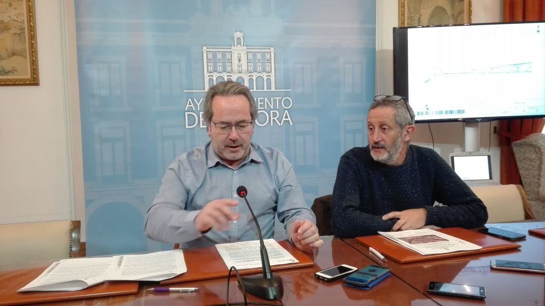 El alcalde de Zamora, Francisco Guarido, y el concejal de urbanismo, Romualdo Fernández, en rueda de prensa