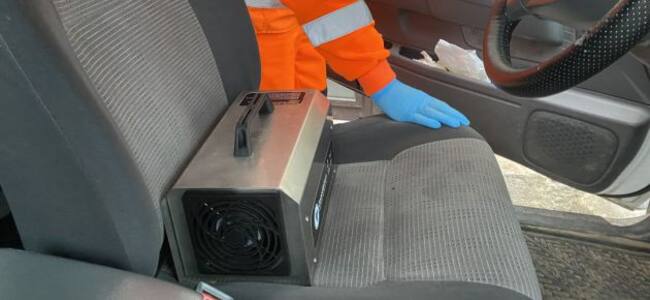 Una máquina de ozono en un vehículo