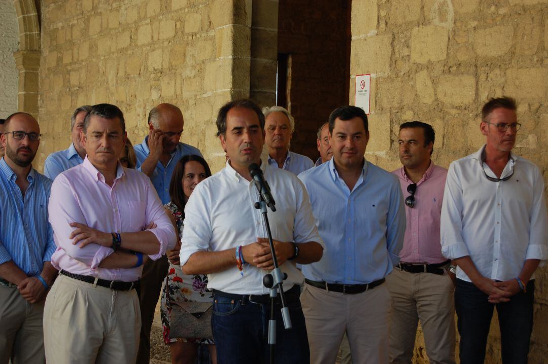 El portavoz del PP de Jerez, Antonio Saldaña, junto al secretario general del PP de Andalucía, Juanma Moreno Bonilla, y el viceconsejero de la Presidencia, Antonio Sanz.