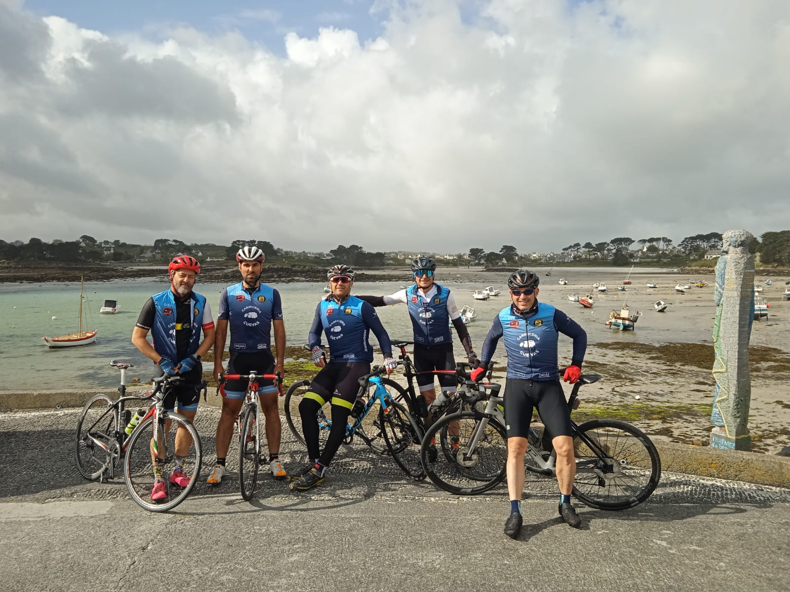 Los cinco integrantes del Ribera Team que tomarán parte en la Tro Bro Leon 2023. Javier Ángel González, Sergio Gil, David Juez, Feliciano Sanz y David Cuevas -de izq. a dch.-