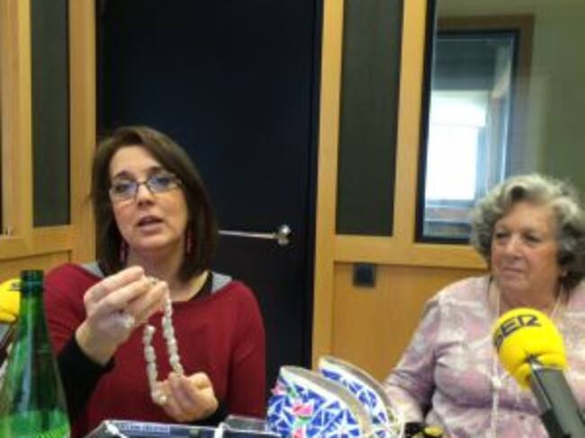 Madre e hija nos muestran un traje de valenciana elaborado con materiales reciclados