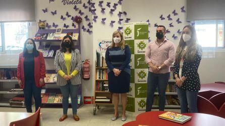 Momento de la visita a la Biblioteca Municipal, diputada, Pilar Lara en el cetnro, la alcaldesa, Mª Teresa García a su izquierda