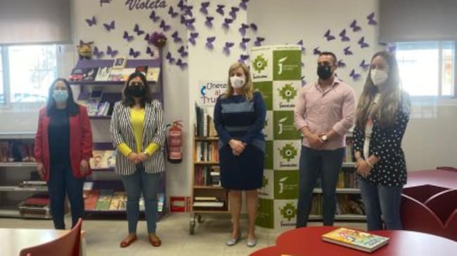 Momento de la visita a la Biblioteca Municipal, diputada, Pilar Lara en el cetnro, la alcaldesa, Mª Teresa García a su izquierda