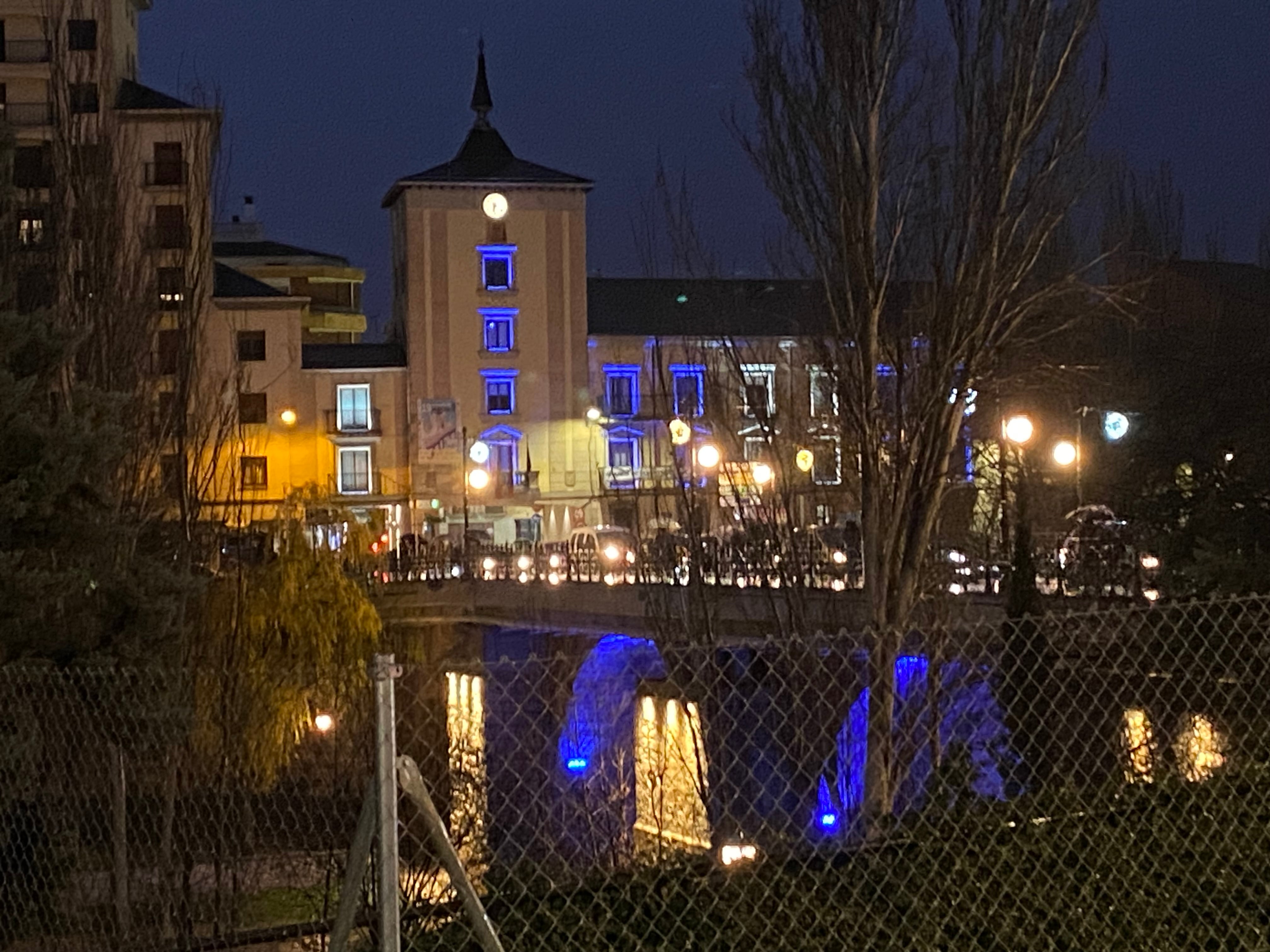 Puente y Ayuntamiento de Aranda, iluminados con los colores de la Arandina