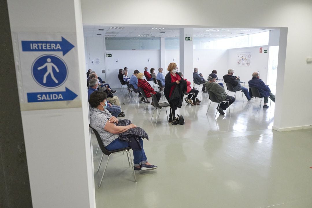 Archivo - Imagen de archivo de vrias personas esperando para recibir la vacuna de Janssen contra el Covid-19.