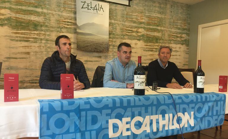Kote Picabea (ex jugador de la Real), Javier Placeres (organizador) y Pedro Alegre (Concejal de Deportes del Ayuntamiento de Irun) durante la presentación en el Restaurante Atalaia