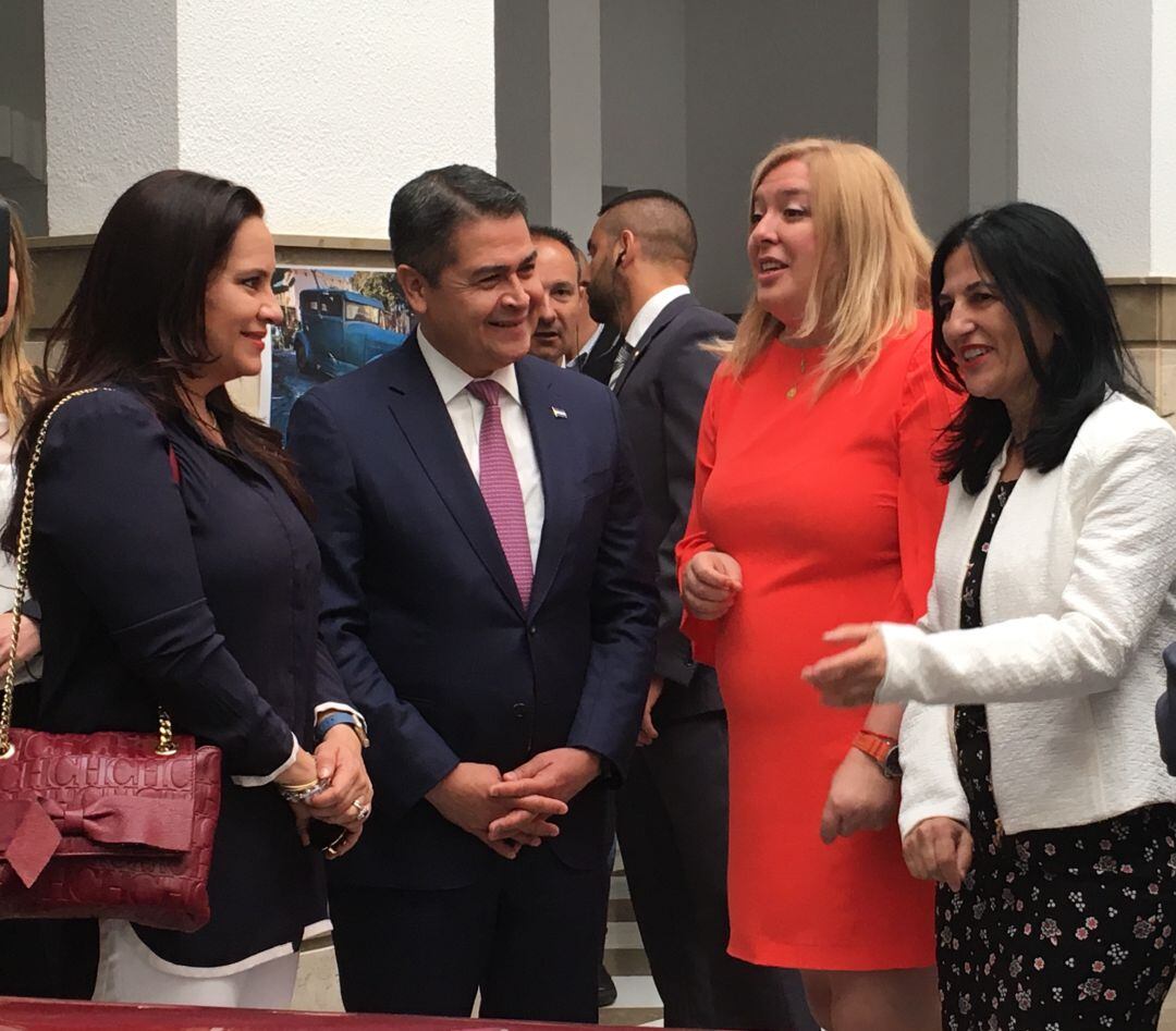 El presidente de Honduras, Jual Orlando Hernández, junto a la alcaldesa de Motril, Flor Almón y la subdelegada del gobierno, Inmaculada López