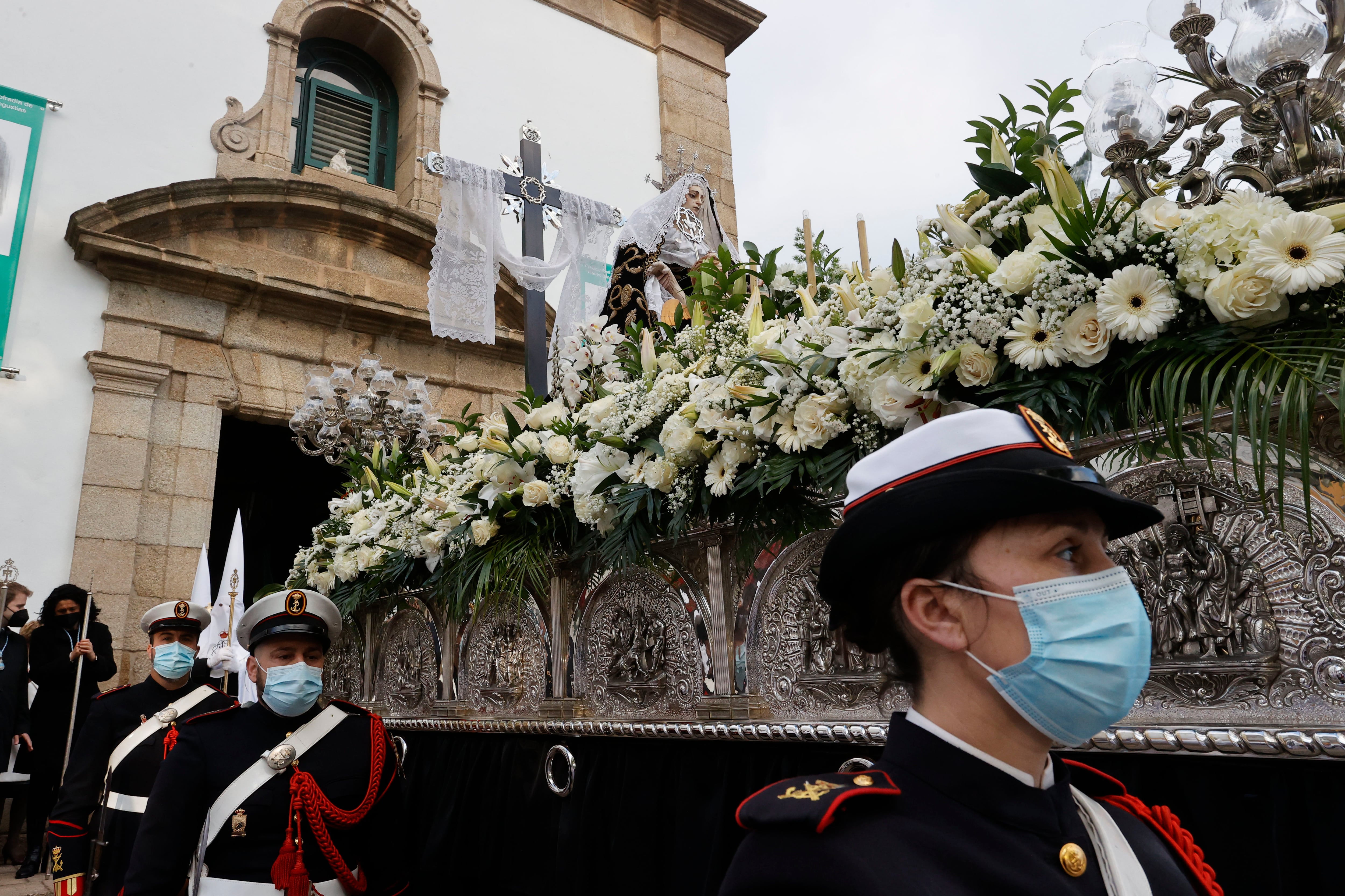 FERROL, 14/04/2022. Un momento de las dos procesiones que recorren hoy Jueves Santo las calles de Ferrol, la de las Angustias y la del Cristo de la Misericordia y María Santísima de la Piedad, de Dolores, primero de los dos días grandes de la Semana Santa de interés turístico internacional. EFE / Kiko Delgado.