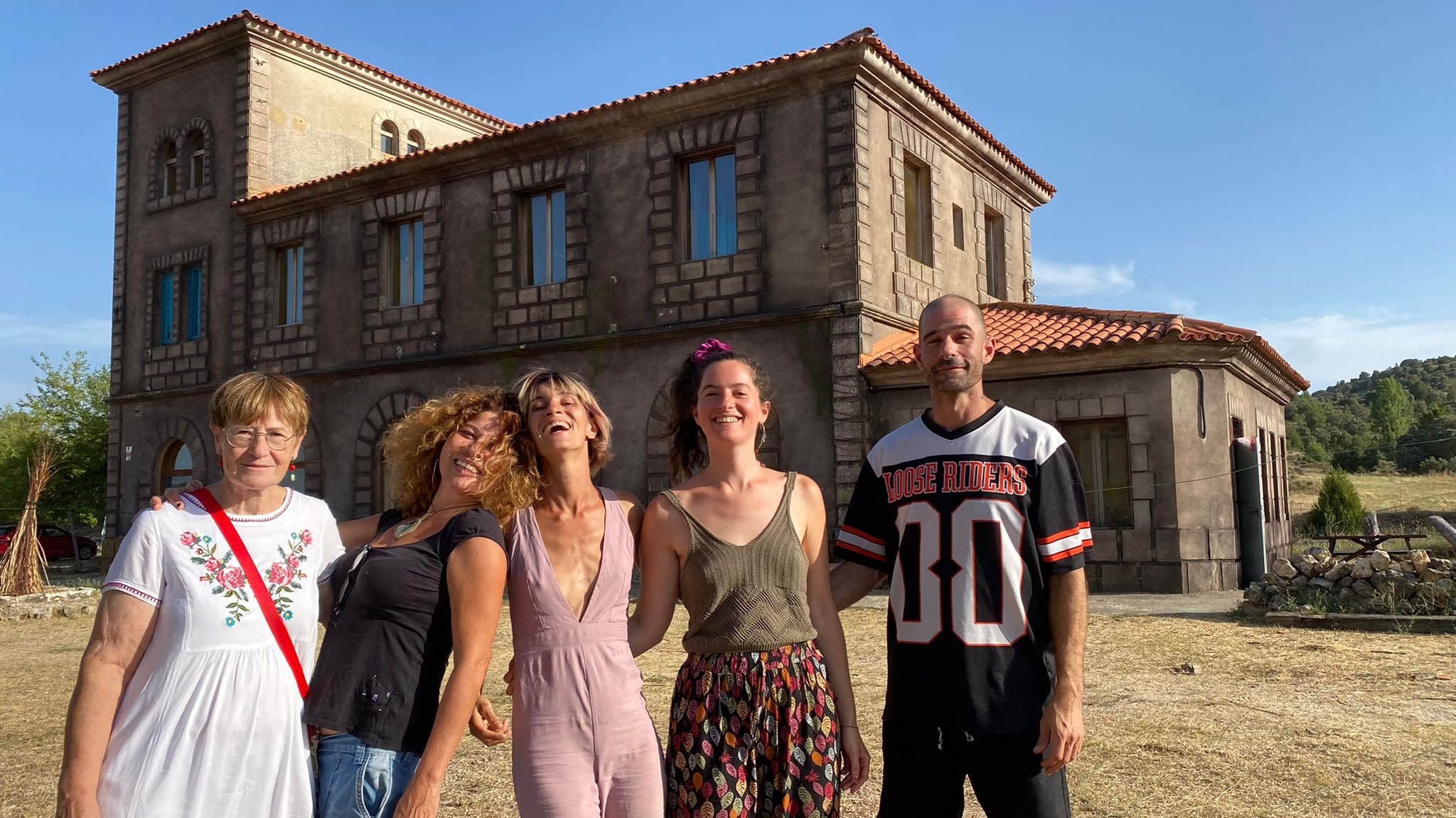 Concha Guadalajara, María Gray, Sandra Julve, Irina Wainstein y Andrés Martínez en el espacio Kárstica ubicado en la antigua estación de tren de Cañada del Hoyo (Cuenca).