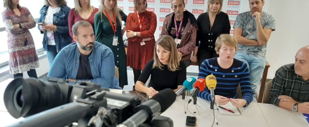 Yolanda Díaz, de Unidas Podemos, con los trabajadores de las subcontratas de R