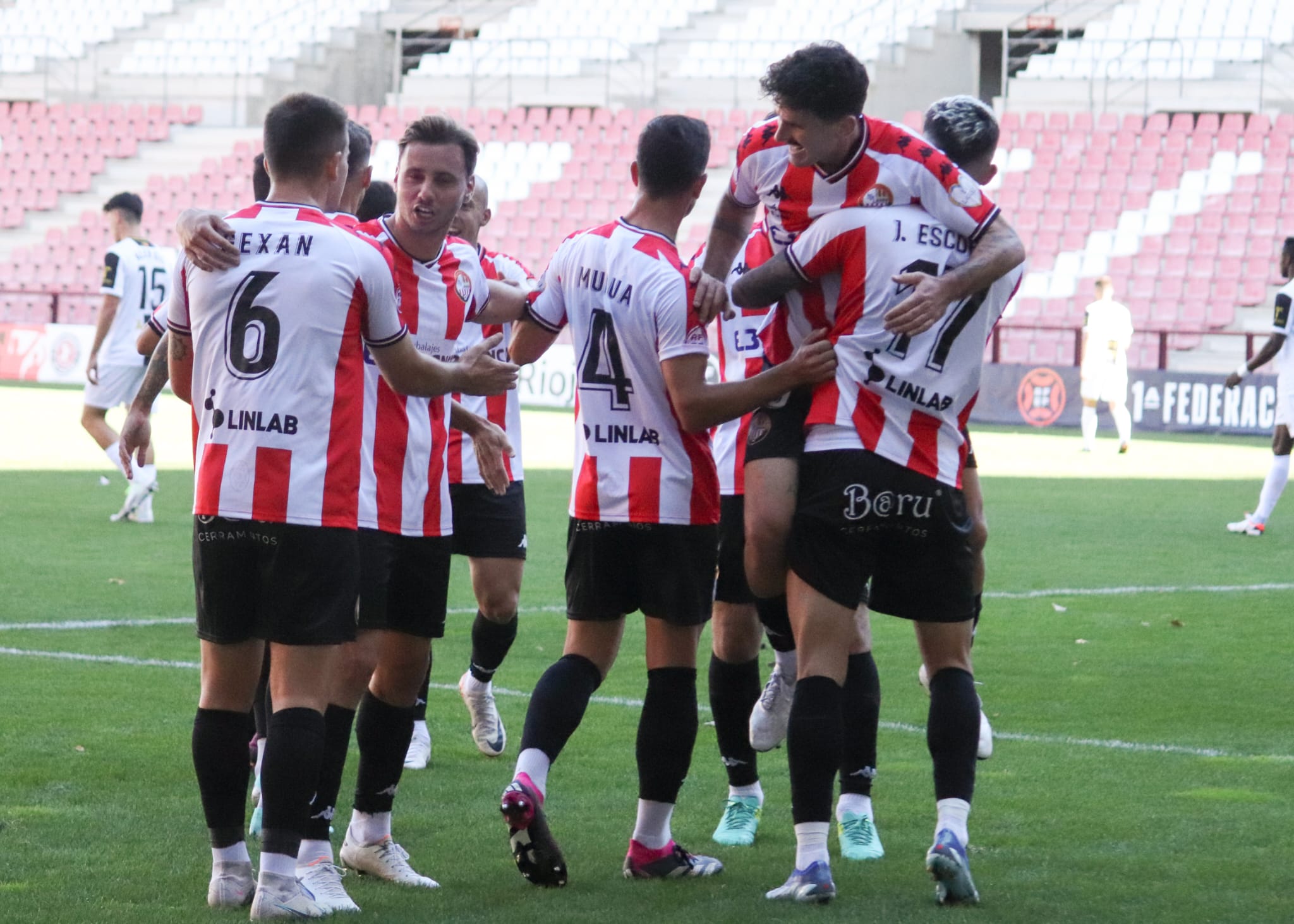 La plantilla blanquirroja celebra el tanto de Jordi Escobar ante el Tarazona / SD Logroñés