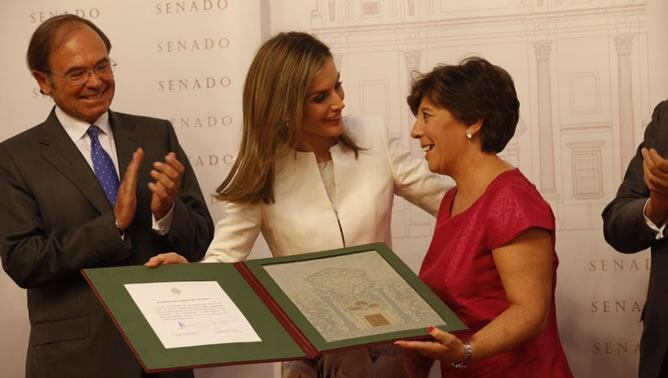 La reina Letizia entrega el premio Luis Carandell a la periodista Carmen del Riego