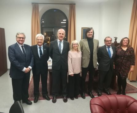 De izquierda a derecha: Antonio Yélamo, Director de Cadena SER Andalucía, Francisco Baena, candidato a decano, Miguel Cuéllar, Presidente de Guadaliuris, Mercedes Díaz, periodista de Cadena SER, Alfonso Castro, Decano de Derecho, Óscar Cisneros, candidato