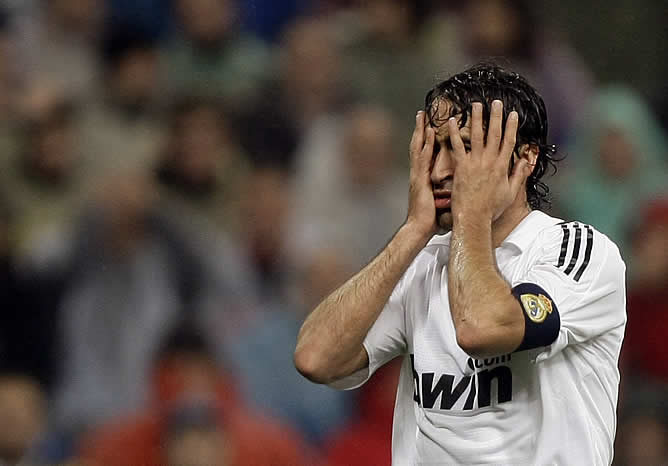 Raúl se lamenta durante el Madrid-Sevilla