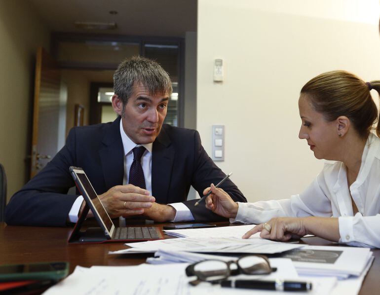 El presidente del Gobierno de Canarias, Fernando Clavijo, junto a la consejera de Hacienda, Rosa Dávila.