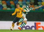 Antoine Griezmann disputa el balón durante el encuentro entre el Sporting de Lisboa y el Atlético de Madrid