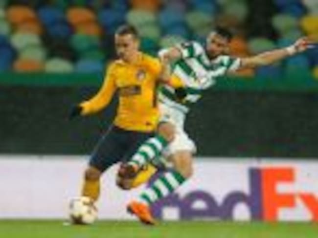 Antoine Griezmann disputa el balón durante el encuentro entre el Sporting de Lisboa y el Atlético de Madrid